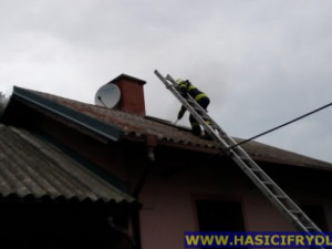 Trám v komíně o víkendu zapálil dům v Minkovicích. Foto: Hasiči Frýdlant