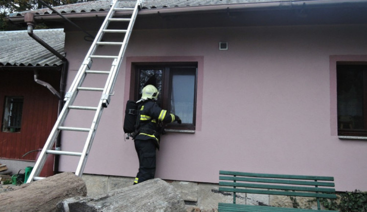 Trám v komíně o víkendu zapálil dům v Minkovicích. Foto: HZSLK