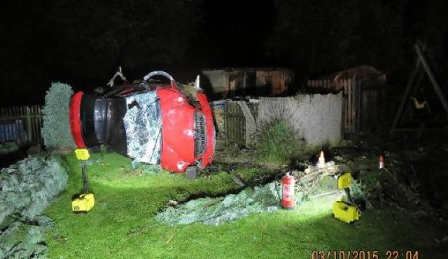 Mladý řidič zdemoloval Fabii i zahradu, sám se lehce zranil. Foto: Policie ČR