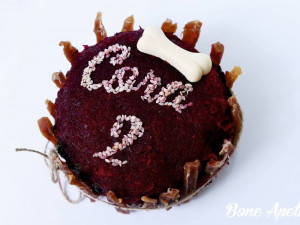 Hovězí dort s mrkví, červenou řepou, sušeným kachním, karobem a sezamem.