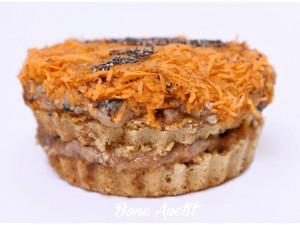 Piškotový dort s lososovým krémem, mrkví, karobem a chia semínky.