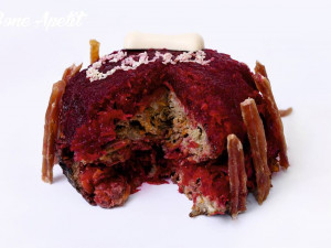 Hovězí dort s mrkví, červenou řepou, sušeným kachním, karobem a sezamem.