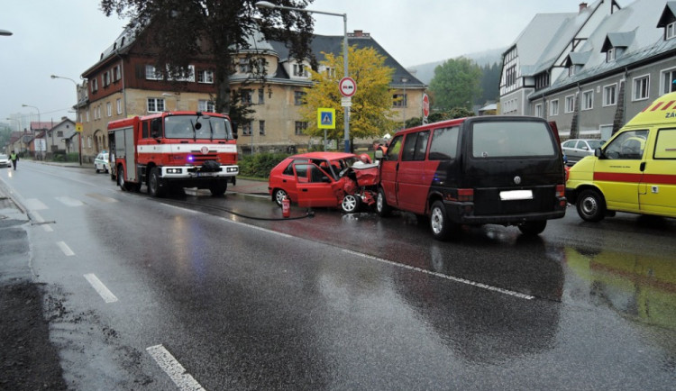 Vážná nehoda na silnici I/14 si vyžádala život seniorky. Foto: HZSLK