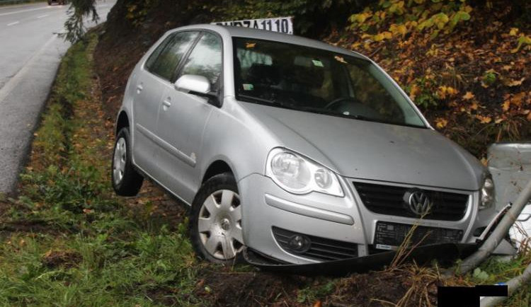 Na mokré silnici dostala smyk, zastavila až o skálu. Foto: Policie ČR