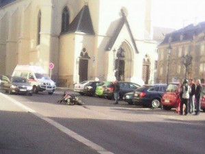 Dopravu v centru Liberce blokovala nehoda motocyklisty a osobáku