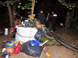 Tahle ksupinka bezdomovců tráví v lesíku na okraji Liberce poslední noc. Na cestu mají už zabaleno