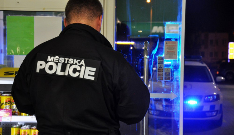 Na čerpací stanici strážníci dorazili obratem