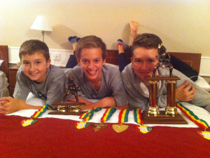 Vašek Chudoba, Tomáš Dittrich a Fanda Chudoba s medailemi z irského Carlow