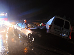 U Dolní Libchavy se střetlo několik aut, jeden člověk nepřežil. Foto: HZSLK
