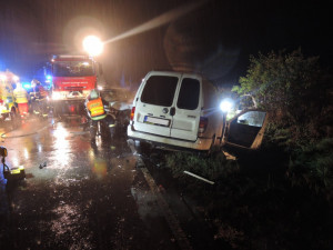 U Dolní Libchavy se střetlo několik aut, jeden člověk nepřežil. Foto: HZSLK