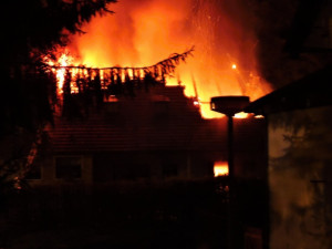 V Nedamově hořel dům, pět lidí uteklo před plameny. Foto: HZSLK