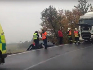 VIDEO: Provoz na Frýdlant dnes blokovala nehoda u Dětřichova