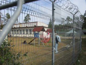 Takhle žijí uprchlické děti v Bělé, podle ombudsmanky hůře než vězni. Foto: Stanislav Biler