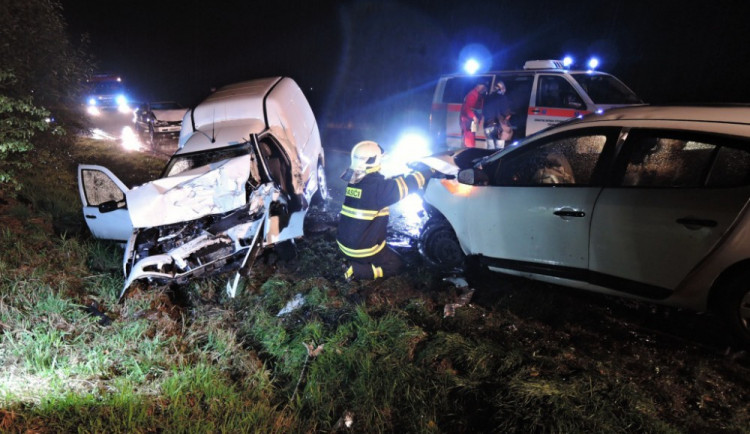 U Dolní Libchavy se střetlo několik aut, jeden člověk nepřežil. Foto: HZSLK