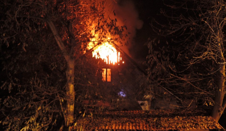 V Nedamově hořel dům, pět lidí uteklo před plameny. Foto: HZSLK
