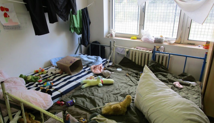 Takhle žijí uprchlické děti v Bělé, podle ombudsmanky hůře než vězni. Foto: Stanislav Biler