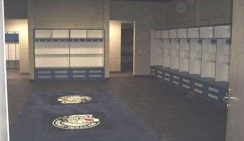 Šatnu Tygrů vytopil neznámý vandal, utrhl topení na toaletě