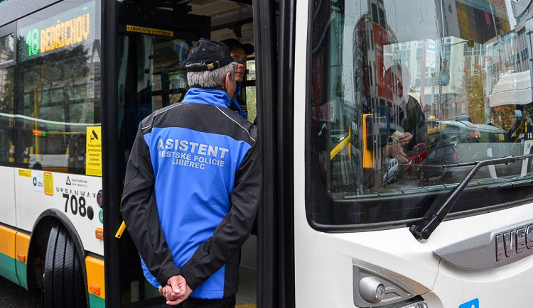 Strážníkům od září pomáhají asistenti z řad nezaměstnaných. Foto: Jan Vrabec