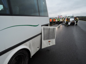 Silnice blokovaly desítky nehod, bouralo se v celém kraji. Foto: HZSLK