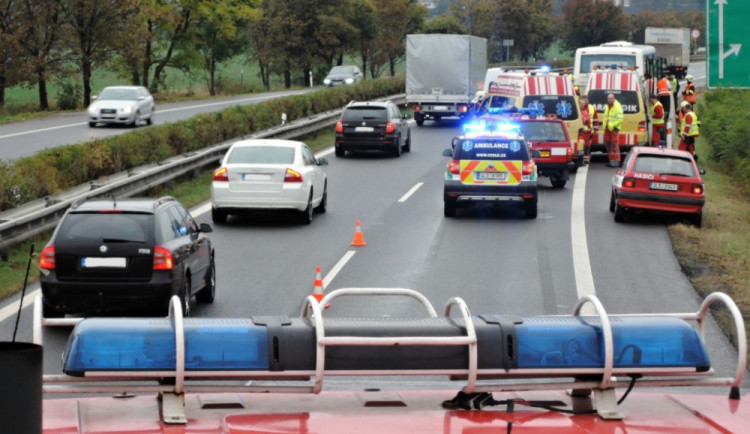 Silnice blokovaly desítky nehod, bouralo se v celém kraji. Foto: HZSLK
