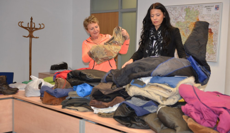 Oblečením pro bezdomovce zaplnili úředníci tři auta
