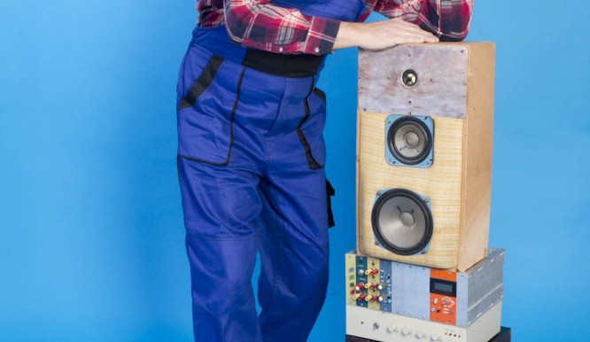 V libereckém muzeu mají sekačky z hokejek či reprobedny v sudech