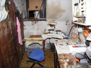 Nepořádek, všudypřítomné chemikálie  a zápach