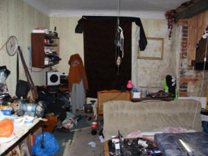 Nepořádek, všudypřítomné chemikálie  a zápach