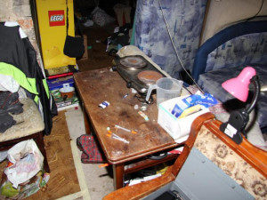 Nepořádek, všudypřítomné chemikálie  a zápach