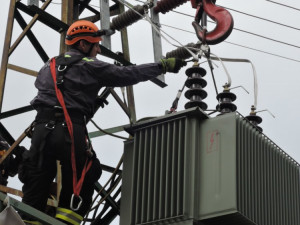 Na Turnovsku hrozil pád trafostanice na silnici