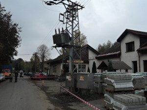 Na Turnovsku hrozil pád trafostanice na silnici