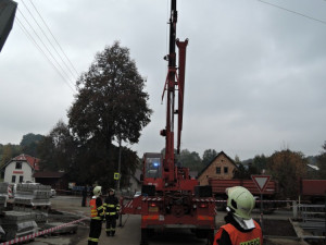 Na Turnovsku hrozil pád trafostanice na silnici