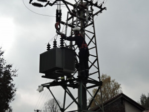 Na Turnovsku hrozil pád trafostanice na silnici