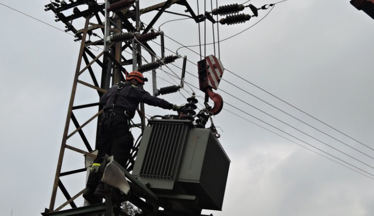 Na Turnovsku hrozil pád trafostanice na silnici