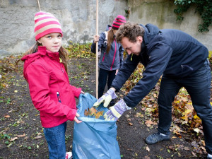 Dobrovolníci se pustili do úklidu zanedbaného pozemku v Komenského ulici