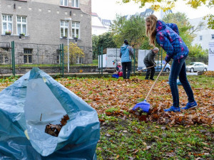 Dobrovolníci se pustili do úklidu zanedbaného pozemku v Komenského ulici