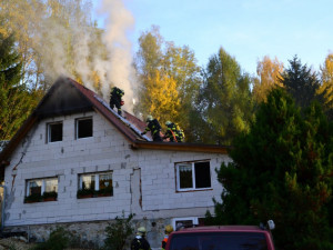 Pět jednotek hasičů bojovalo s požárem domu na Starém Harcově