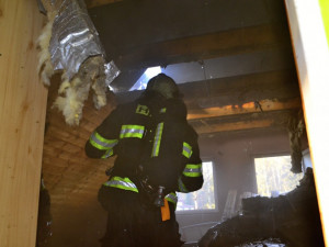 Pět jednotek hasičů bojovalo s požárem domu na Starém Harcově