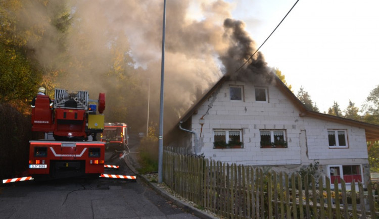 Pět jednotek hasičů bojovalo s požárem domu na Starém Harcově