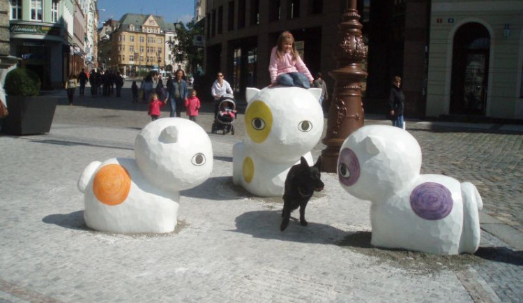 Do centra města se příští týden vrátí sousoší Kočky