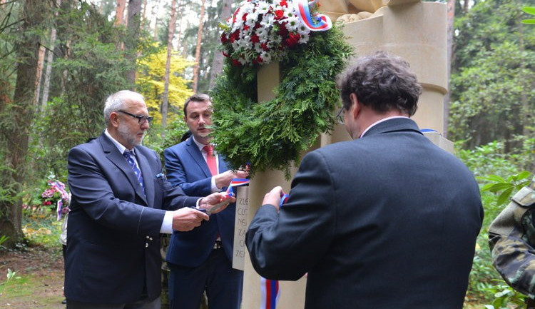 Pomník rumburské vzpoury v Novém Boru získal původní podobu