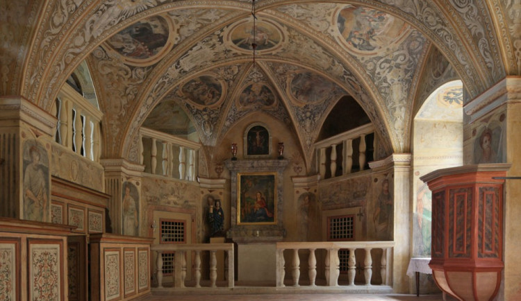 Návštěvníci Grabštejna dnes sezonu zakončili zahalováním sochy