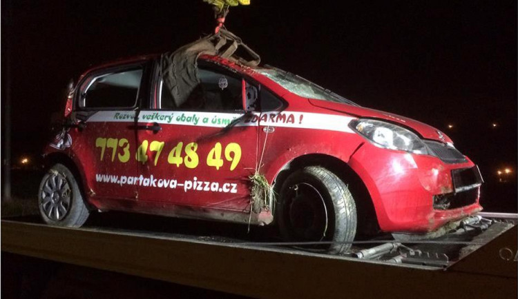 Teplá pizza nedorazila, řidič otočil služební škodovku na střechu