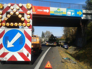 Řidič Thalie havaroval v neděli dopoledne na rychlostce. Přerazil značku a skončil v příkopu