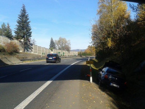 Řidič Thalie havaroval v neděli dopoledne na rychlostce. Přerazil značku a skončil v příkopu