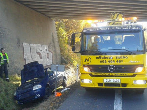 Řidič Thalie havaroval v neděli dopoledne na rychlostce. Přerazil značku a skončil v příkopu