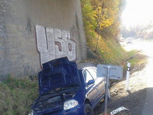 Řidič Thalie havaroval v neděli dopoledne na rychlostce. Přerazil značku a skončil v příkopu