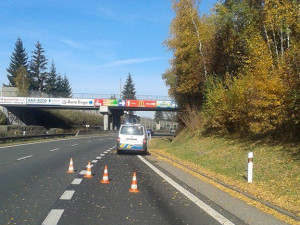 Řidič Thalie havaroval v neděli dopoledne na rychlostce. Přerazil značku a skončil v příkopu