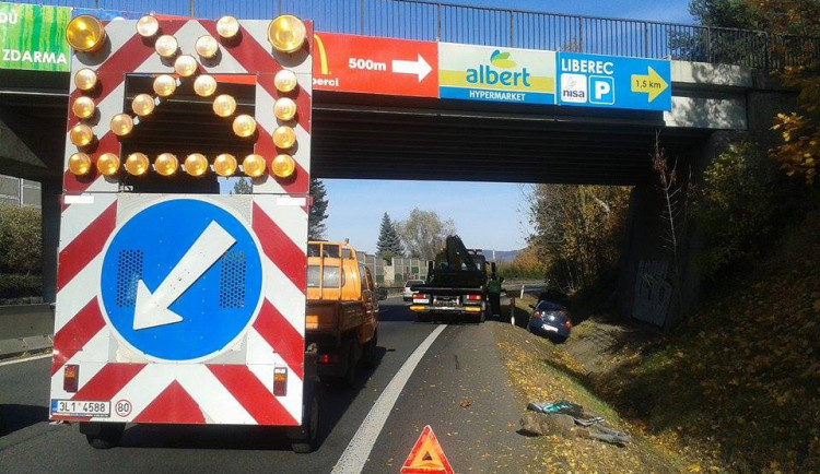 Řidič Thalie havaroval v neděli dopoledne na rychlostce. Přerazil značku a skončil v příkopu