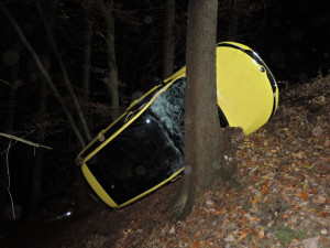 Těžká technika musela večer vyprošťovat auto z lesa. Řidič skončil v nemocnici